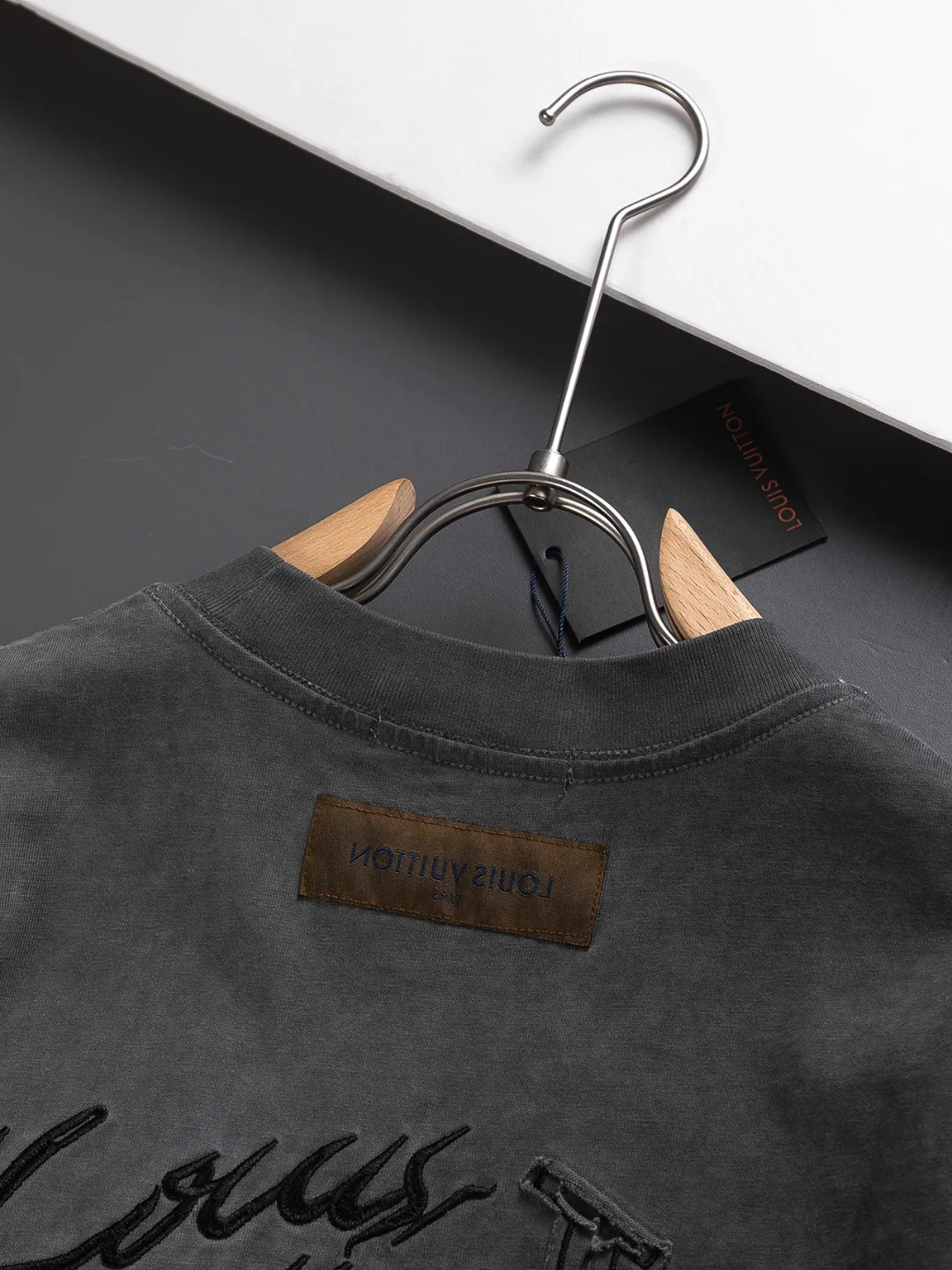 🅿️250 Louis Vuitton 1V Lvjia slightly wide version S-Xl LV 25ss new product counters are on the shelves at the same time. Multiple craftsmanship, chest cut letter patch, back panel cut clover ☘️ patch, letter signature style, one-piece design 🪡 Embroidered round neck short-sleeved T-shirt, same style for men and women! Synchronized with the official website, pure cotton fabrics at the counter! It is close to the skin and comfortable, durable and easy to wear. It has a classic and simple logo design and meticulous original craftsmanship. Short-sleeves, a must-have item for men, do not appear to be the same for the general public, but must be unique and eye-catching. This LV short-sleeve is all about quality, comfort, the same shape and fashion as always, including fabrics and cutting techniques. All of them have been made with great effort! 320 grams of washed pure cotton fabric, pure cotton is breathable, very refreshing and comfortable for daily wear. The rib knitting on the neckline is smooth and tight, and the neckline will not be skewed if you toss it at will. The loose version, you will find that it looks really good on the upper body. The overall is minimalist and neat, super versatile for daily use! Pair it casually with a pair of pants for a youthful look. A T-shirt will make your outfit crazy. It is a fashionable item that can never go wrong! Color: dark gray light blue, Size: S-XL Size chart: S: Shoulder width 50-Bust 54-Length 70 M: Shoulder width 52-Bust 56.5-Length 72 L: Shoulder width 54-Bust 59-Length 74 XL: Shoulder width 56-Bust 61.5-Length 76